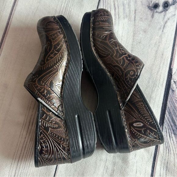 Dansko Professional Tooled Leather Clogs Sz 38 EU (7.5/8 US) Brown Nurse Shoes - Picture 4 of 9